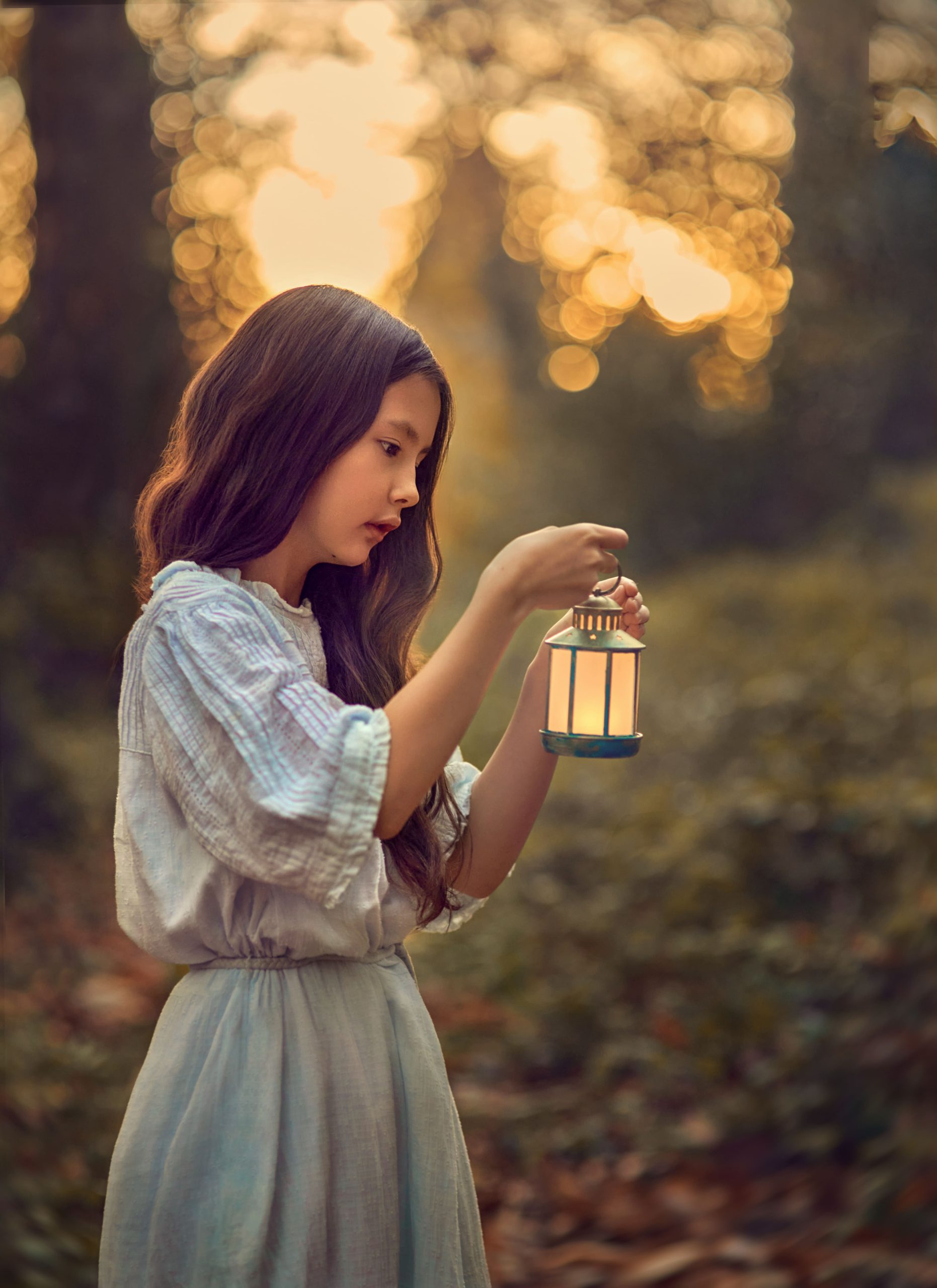 dreamy-portrait-girl-lantern_1 Dreamy portrait of a girl holding a lantern at sunset